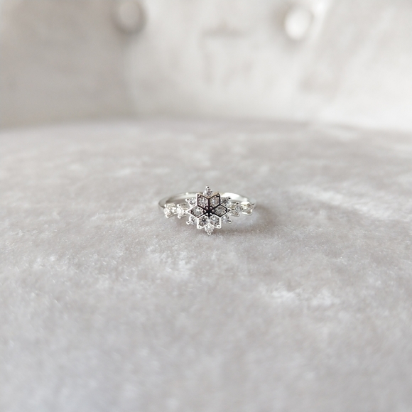 💋2 for $49 NEW DAINTY SILVER SNOWFLAKE RING - Picture 7 of 13